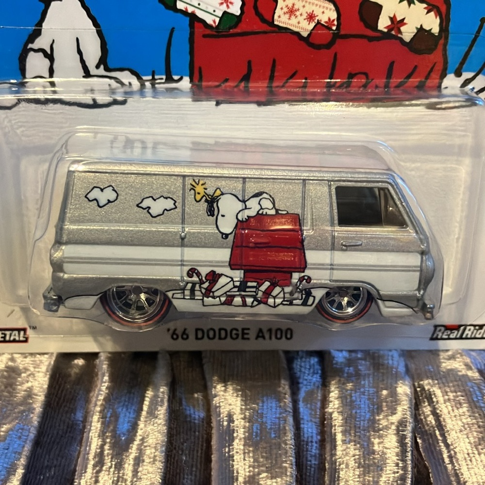 PEANUTS 2016 Real Riders Hot Wheels Cars Set of 2 - Picture 2 of 8